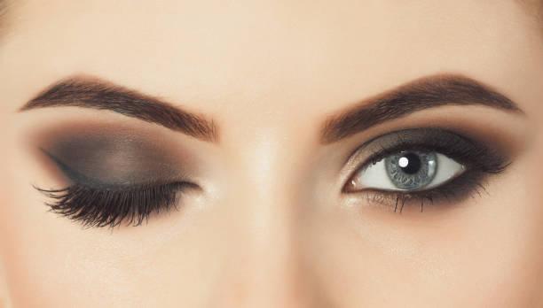 Wenkbrauwen en smokey eyes